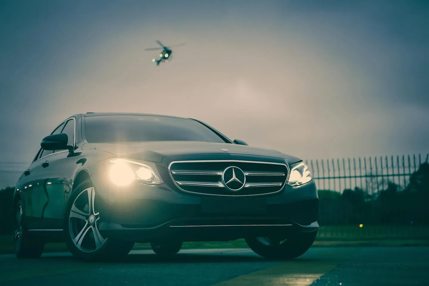 E250 Avantgarde no Campo de Marte com um helicóptero ao fundo