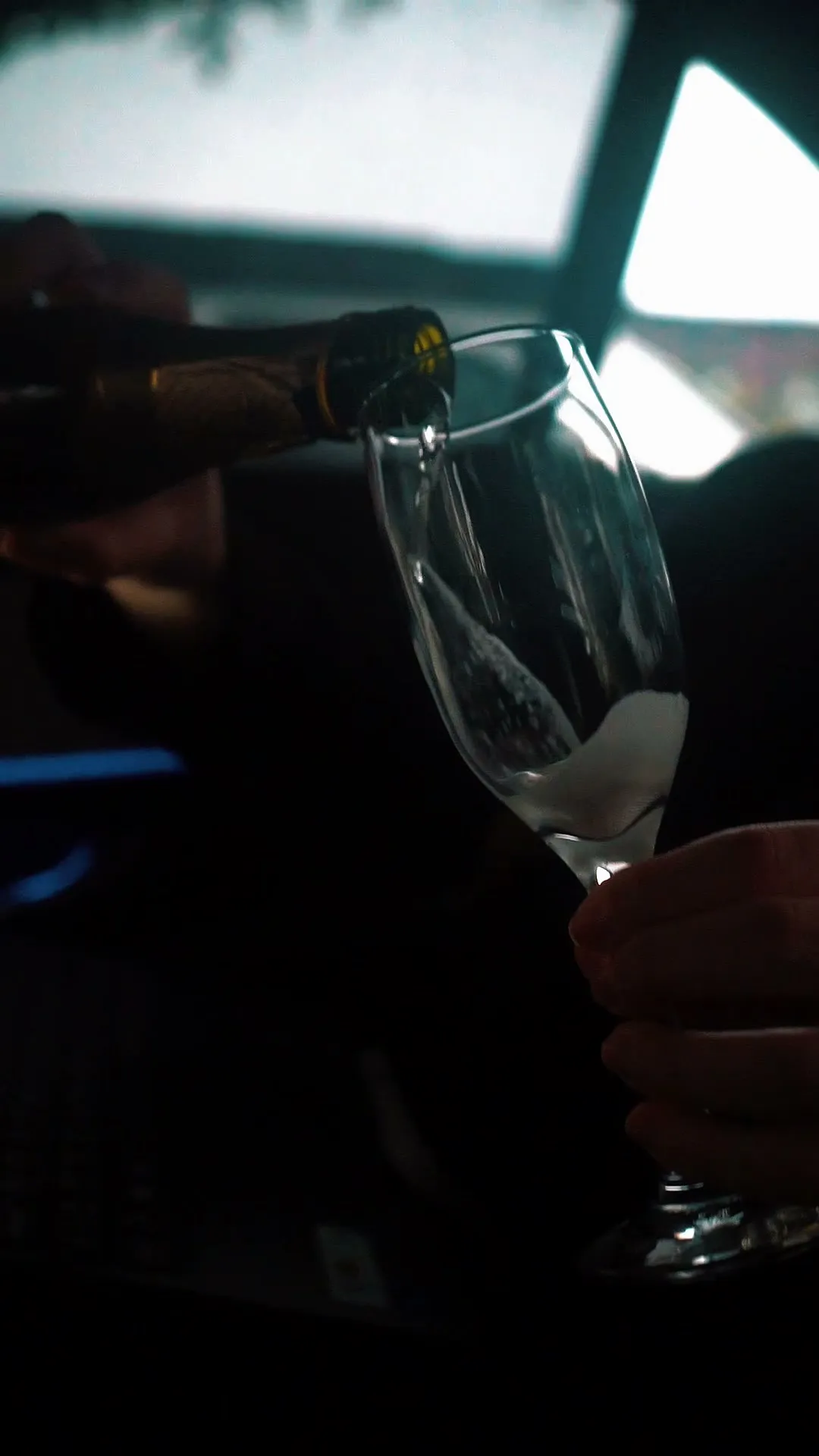 Taça sendo servida dentro do carro