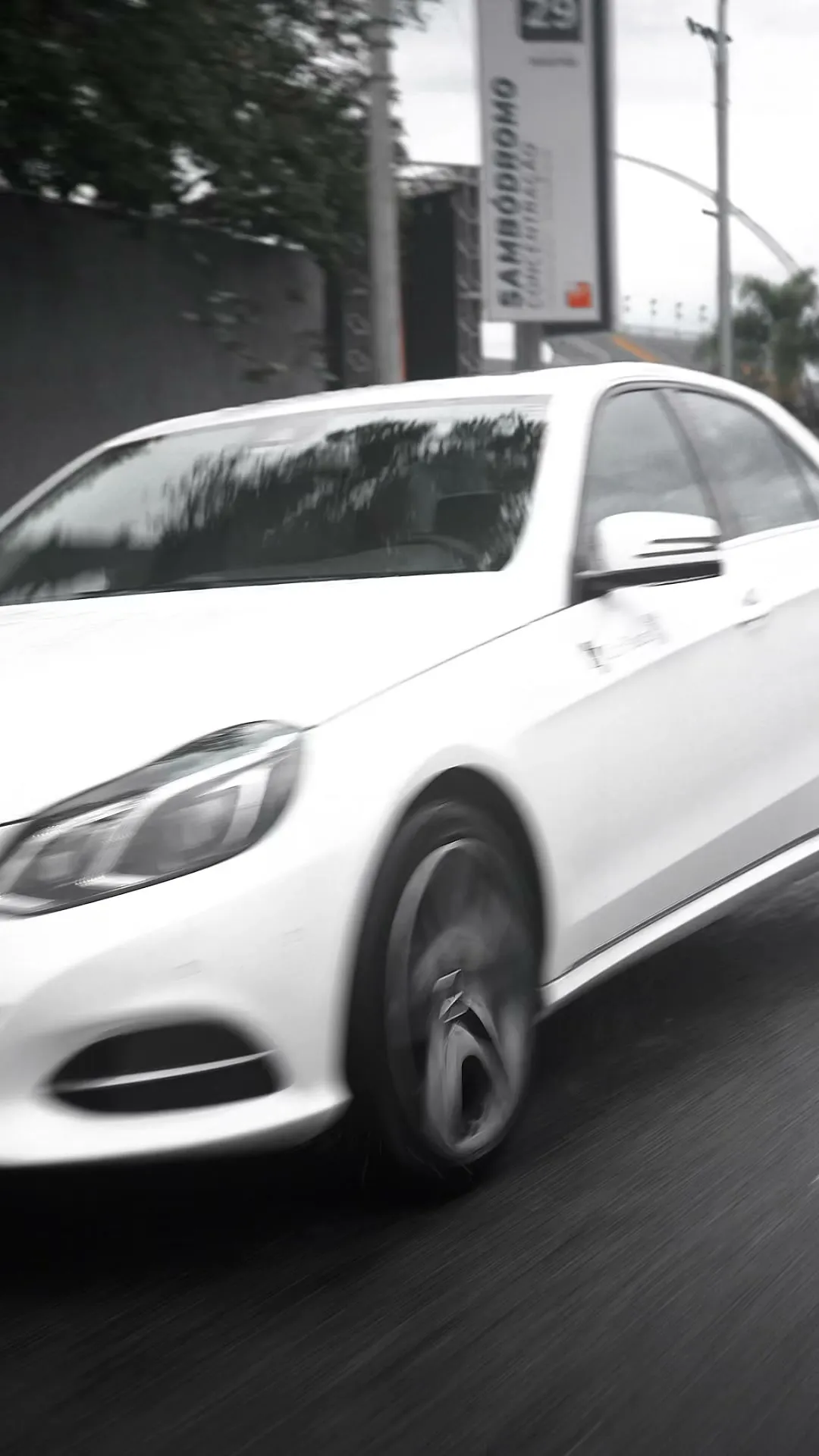 Classe E branco em movimento