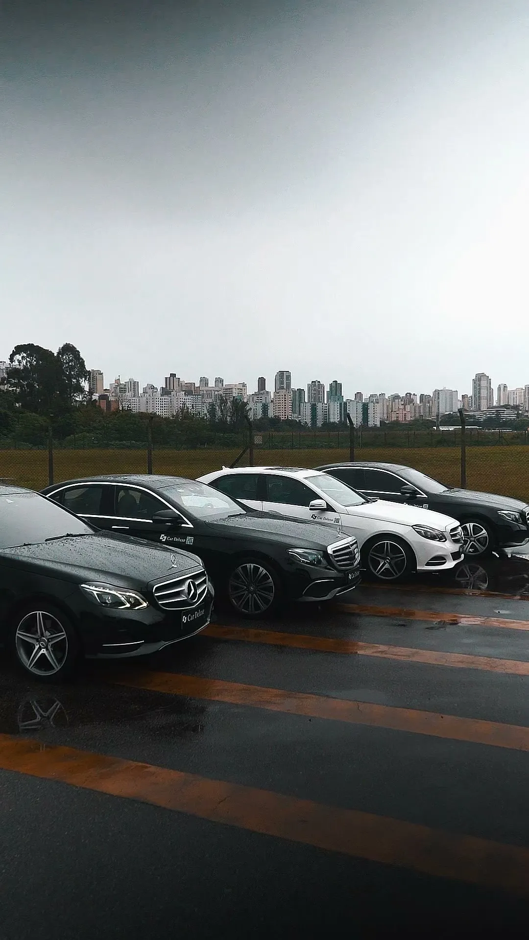 Frota na pista com os prédios de Santana ao fundo