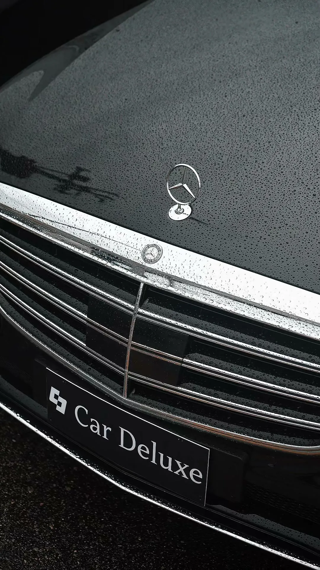 Grade do Classe E preto com a placa Car Deluxe