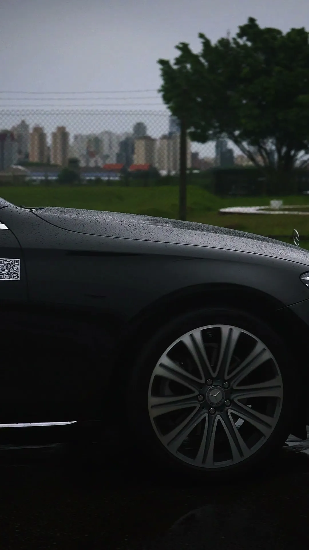 Classe E preto da Car Deluxe com prédios de São Paulo ao fundo